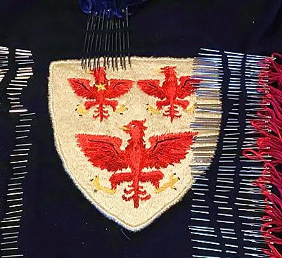 Needle and threads with Queen's College Crest